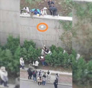 大連某高校保安與商販隔牆拔河搶外賣，商販拿外賣當武器怒砸保安