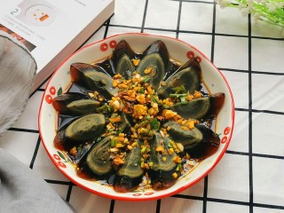 涼拌皮蛋這樣做才好吃，簡單的材料調出好吃的料汁，爽口解饞