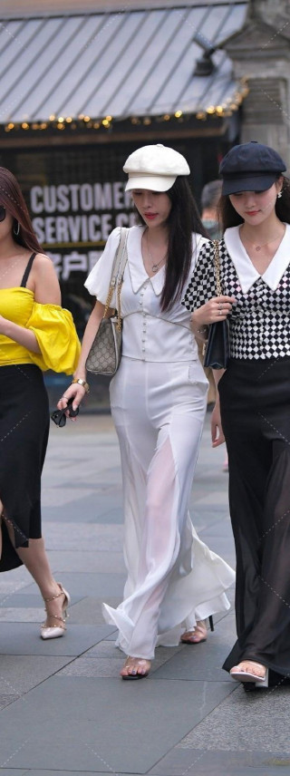 美女穿瑜伽褲逛街，詮釋“健美”身材，真有魅力！