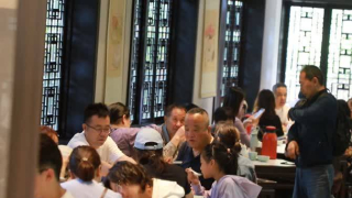 五一假期首日：遊客排隊“打卡”揚州早茶！_旅遊_美食_餐飲