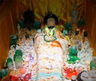 慈禧太後第一次看到電燈泡，驚奇地說出2個字，透漏出大清的愚昧