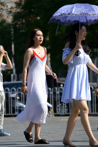 街拍：為什麼三里屯的姑娘，夏日裡更喜歡穿長裙