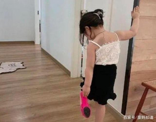 4歲小女孩因“奶辣風”走紅，網友直呼毀三觀，寶媽：多管閑事