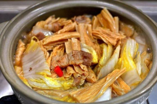 冬日暖胃神器：白菜腐竹煲，清甜爽口、營養滿分！_五花肉_道菜_味道