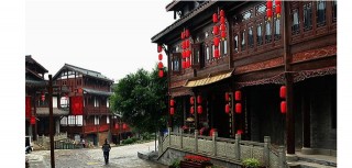 長征文化和酒文化於一體，被譽為“第一酒鎮”，茅台古鎮