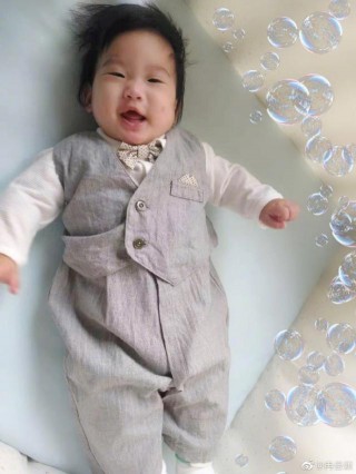 冉瑩穎在家帶三兒子拍照，小傢伙剛開始不配合，後來