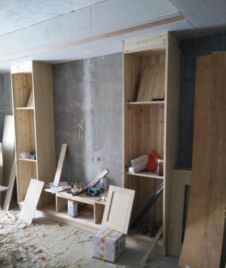 新房裝修中，木工加班加點20天做完滿屋子家具，工錢17300貴嗎？