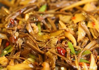 分享幹鍋茶樹菇的好吃做法，烹飪簡單又美味，不錯的宴客美食