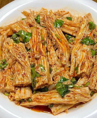 今日份涼拌菜—涼拌腐竹！簡簡單單很好吃！營養豐富，老少皆宜！