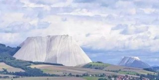 世界上最大的鹽山，重達3億噸，遊客參觀還要帶走一