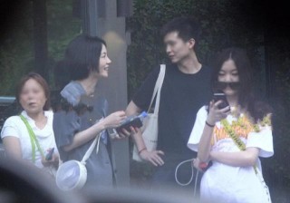 王菲帶女逛街，謝霆鋒不在，和身邊男子有說有笑