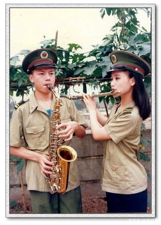 班長的婚戀，不像排長有三個條件，而是只要美顏女兵就可以