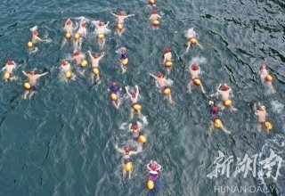寶峰湖冬泳賽攪熱張家界冬季旅遊