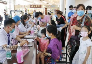 廣西婦幼保健院“六一”慰問453名患兒 贈10萬元救助金