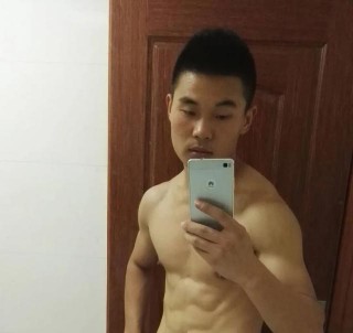 一個退伍了的兵哥哥，練就滿身肌肉，成攝影師鏡頭下的寵兒