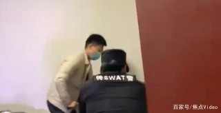 江西一男子向朋友討債未果，掏出錘子連砸25輛汽車，車主都後怕了