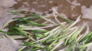 江蘇大姐做特色美食，20年來只賣一碗湯面，顧客搶頭湯4點來排隊