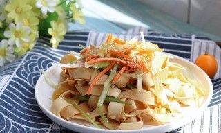 這樣，豆腐皮又鮮又香美，方法簡單，一盤幾元錢