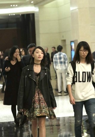 周冬雨小巧的身材穿皮衣之後還挺美，雖然服裝中性，卻帶著女人味