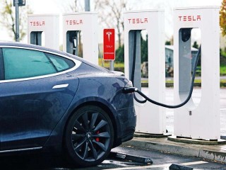網斷了連不上，服務器宕機讓所有車輛趴窩，這種車你敢買嗎？