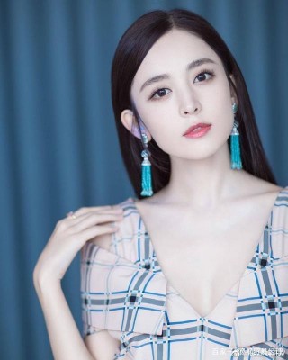 潮流時尚：女神古力娜紮，格子裙清新時尚，美的發光！