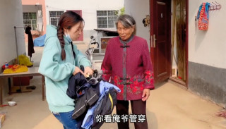 隔代親令人羨慕！田靜回家看爺奶，裝滿一車美食，被吐槽“財迷”