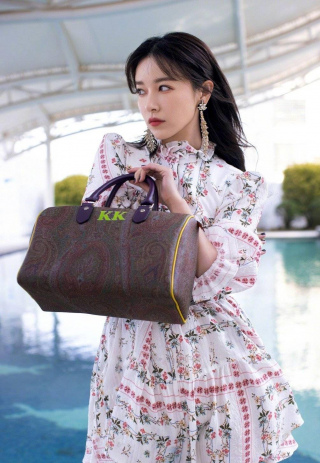 春日闞清子的“甜美穿搭”，穿碎花紗裙充滿生機，清新又甜美