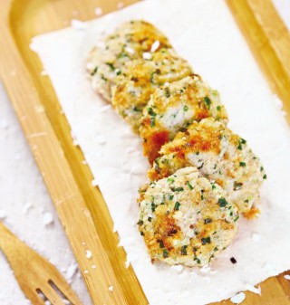 韭香肉餅黃綠相間，外酥內嫩，韭香誘人