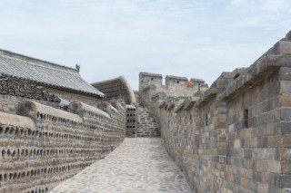 山西一建築，歷史悠久建築城牆極具特色，由坩堝建成防護力超強