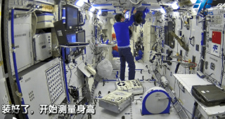 太空中還能再“長個”？看看航天員如何太空測身高