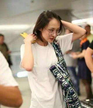 鄭爽的髮際線也發出警告了？這頭髮少到楊冪都想分點頭髮給她！