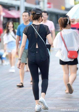 清秀可人的瑜伽褲美女，拿捏好細節，更顯氣質