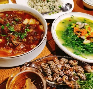 佟麗婭曬美食，一桌子都是丈夫愛吃菜？疑陳思誠陪伴身邊