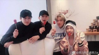 張藝興曬和EXO小分隊合照，人手一個冰糖葫蘆畫面超甜