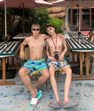 夏天男生最愛玩的遊戲，原來是帶著好兄弟去遊泳，這身材該健身了