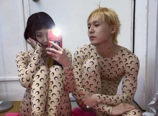 韓國女星泫雅與男友大拍內衣廣告，面對鏡頭二人絲毫不露怯