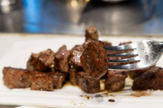 紅酒牛肉是絕配，今日份“鐵板紅酒牛肉”，牛肉軟嫩帶淡淡著果香