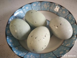 凉拌皮蛋时，“3味”料是去腥增鲜关键，每1样都能