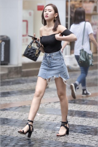 街拍，一字肩毛衫搭配牛仔短裙，美女白皙圓潤的身段讓人著迷