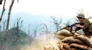 我軍旗手把軍旗插在越軍陣地上，犧牲後還牢牢握住不讓它倒下