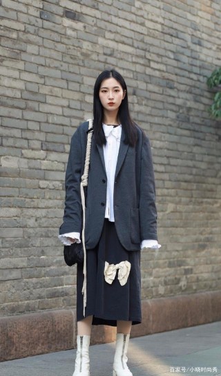 穿著休閑風格套裝的成熟女性更具女人味，展示出女性成熟的魅力