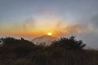 廣東雲浮新興縣象窩山驚現「佛光」，幸運瞬間被遊客拍到，好美！