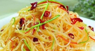 做涼拌土豆絲，別著急焯水！多加這一步，土豆絲爽脆好吃不變黑