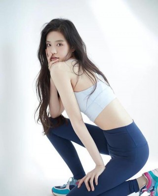緊身連體衣盡顯凹凸好身材，時尚穿搭詮釋女人獨特魅力
