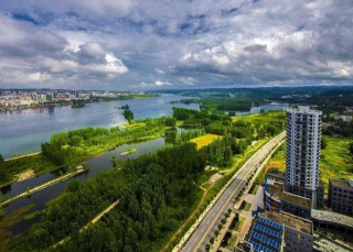湖北十堰一個縣級市，是優秀旅遊城市，擁有武當山景區