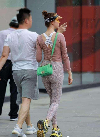 時尚有型的打底褲更具潮流時尚感，時尚大方又舒適，經典時髦