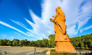 奇特壯觀 夏日裏毛遂文化園出現羽毛造型白雲 吸引遊人打卡留念