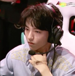 打遊戲的王俊凱Karry全場，從此電競男主有了臉！