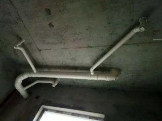 衛生間水管裝修成這樣, 懂行的朋友看了地面水管說讓他重做!
