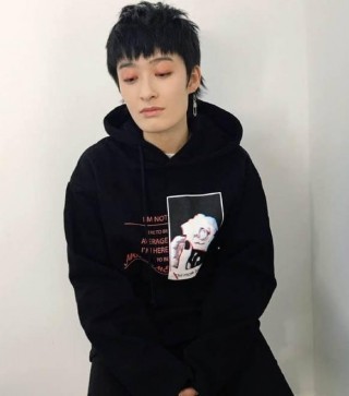 曾軼可看上去比以前更中性化了，而李宇春可以撕掉像男人的標籤了